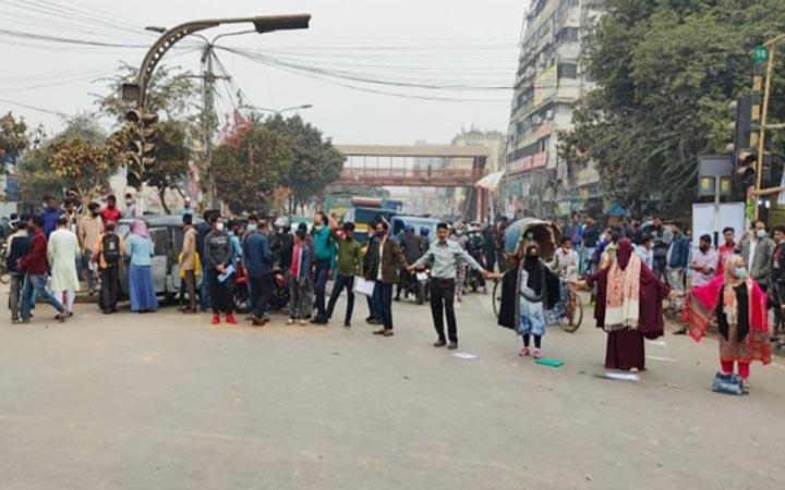 সাত কলেজের  শিক্ষার্থীদের নীলক্ষেতে অবরোধ